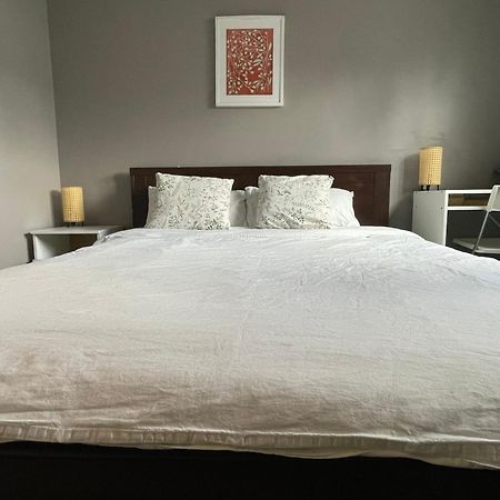 Private Room With Queen Bed In Richmond 202 Eksteriør bilde